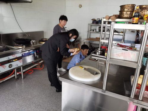 乌审旗市场监管局 严把食品安全关 护航“双节”餐饮消费